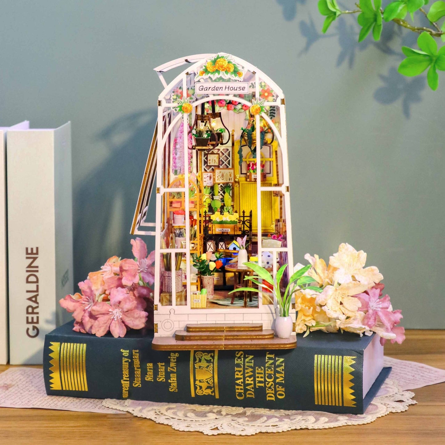 Garden House DIY miniature house kit rose patio furniture detail
